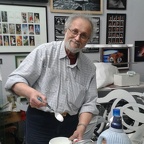 Benny al lavoro per realizzare le sue opere